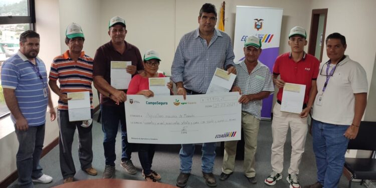 En Manabí­: productores afectados por pérdidas de cultivos reciben indemnizaciones