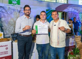 Capacitan a estudiantes sobre el proceso de la cadena productiva del café