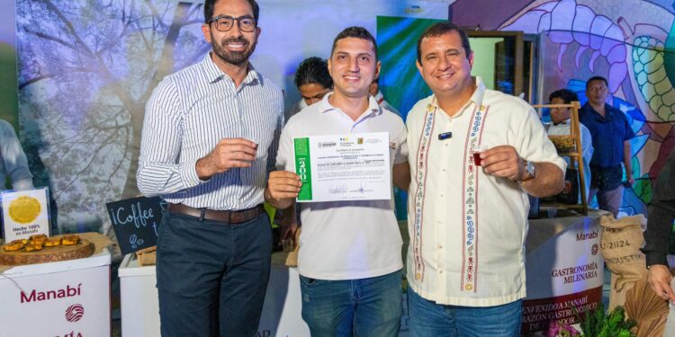 Capacitan a estudiantes sobre el proceso de la cadena productiva del café