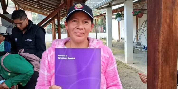 En Paute, MAG formaliza tenencia de tierras de pequeños agricultores