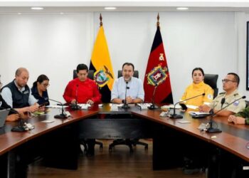 2.000 efectivos para controlar el incendio en Quito, declarado en emergencia