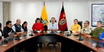 2.000 efectivos para controlar el incendio en Quito, declarado en emergencia