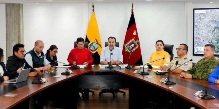 2.000 efectivos para controlar el incendio en Quito, declarado en emergencia