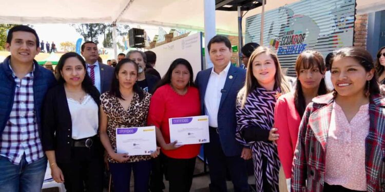852 jóvenes y mujeres rurales se gradúan en escuelas de capacitación