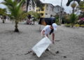 Recogen y clasifican residuos y desechos sólidos en playas, lagos, lagunas y ríos