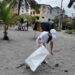 Recogen y clasifican residuos y desechos sólidos en playas, lagos, lagunas y ríos