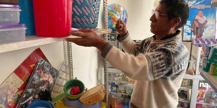 Los apagones e inseguridad agudizan la crisis en las tiendas de los barrios del Ecuador