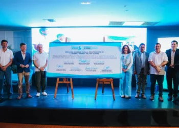 Siete prefectos firman acuerdo para recuperar la cuenca del río Guayas