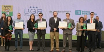 Reconocen a 32 empresas por reducir y neutralizar emisiones de gases de efecto invernadero