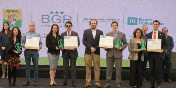 Reconocen a 32 empresas por reducir y neutralizar emisiones de gases de efecto invernadero