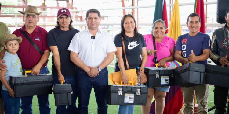 MAG entrega insumos a productores de Santo Domingo de los Tsáchilas