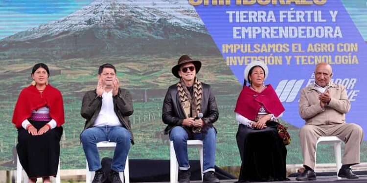 Gobierno entrega maquinaria, títulos de tierras e insumos agrícolas en la Sierra Centro