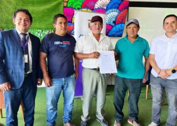 Entregan pólizas del seguro agrícola para agricultores lojanos