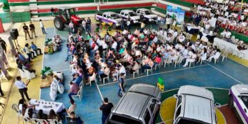 Productores del Austro reciben insumos, títulos de tierras, maquinaria y certificados del MAG