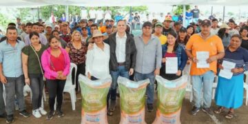 Prefectura del Guayas entrega semillas certificadas de arroz a pequeños agricultores de Daule