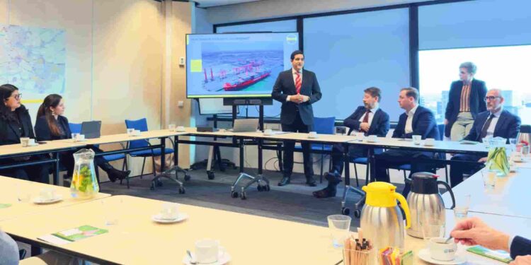 Exportadores ecuatorianos refuerzan alianza con la Unión Europea para seguridad del banano