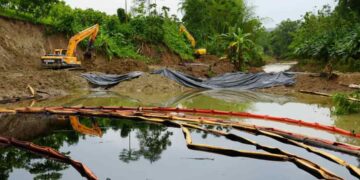 Esmeraldas: derrame de petróleo afectó  8O Kilómetros de extensiones agua