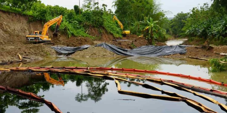 Esmeraldas: derrame de petróleo afectó  8O Kilómetros de extensiones agua