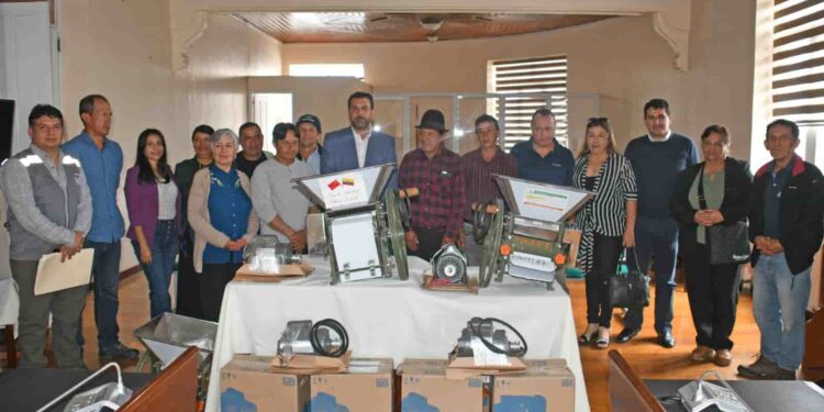 Prefectura de Loja, embajada de China y fundación Heifer Ecuador equipan a caficultores lojanos