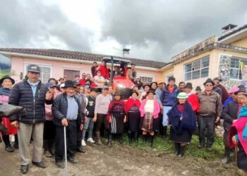 Productores de Balcashi, en Chimborazo,  reciben tractor para impulsar su producción