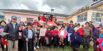 Productores de Balcashi, en Chimborazo,  reciben tractor para impulsar su producción