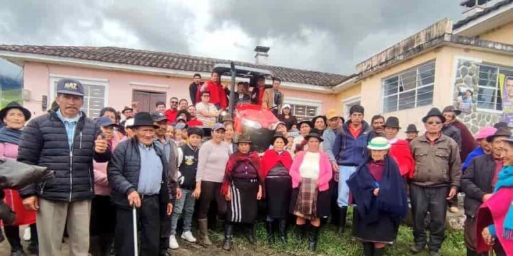 Productores de Balcashi, en Chimborazo,  reciben tractor para impulsar su producción