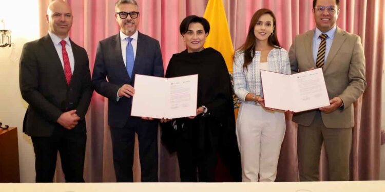 Gobierno impulsa la inclusión financiera de los migrantes ecuatorianos