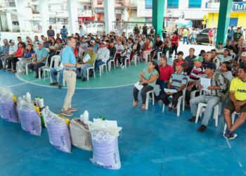 La Prefectura Ciudadana del Guayas impulsa a pequeños cacaoteros de Bucay con agroinsumos gratuitos