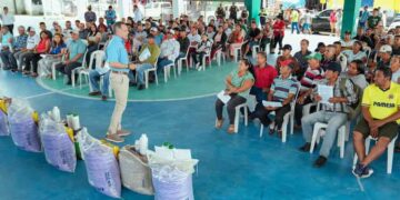 La Prefectura Ciudadana del Guayas impulsa a pequeños cacaoteros de Bucay con agroinsumos gratuitos