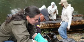 Ministra de ambiente recorre Estero Salado para constatar desastre ecológico