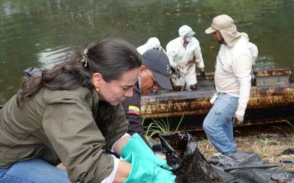 Ministra de ambiente recorre Estero Salado para constatar desastre ecológico