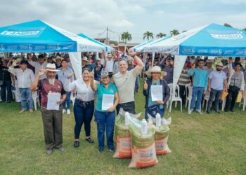 Prefectura del Guayas entrega insumos a pequeños productores de arroz de Jujan