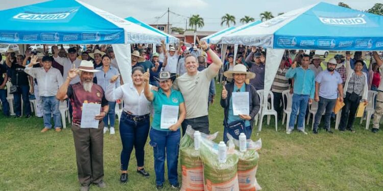 Prefectura del Guayas entrega insumos a pequeños productores de arroz de Jujan