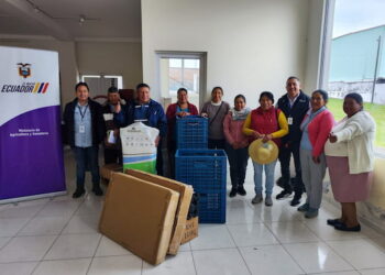 En Pichincha entregan kits para mejorar comercialización de pequeños productores