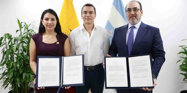 Ecuador recibe un préstamo de 250 millones de dólares para fortalecer el agro