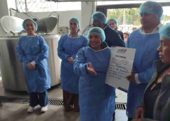 Grupo Gloria compra leche de Calidad al precio oficial a  pequeños productores de Chimborazo