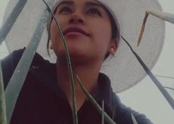 Abigail Mamani una joven boliviana que combina la sabiduría ancestral con la vida urbana para reconectarse con la tierra