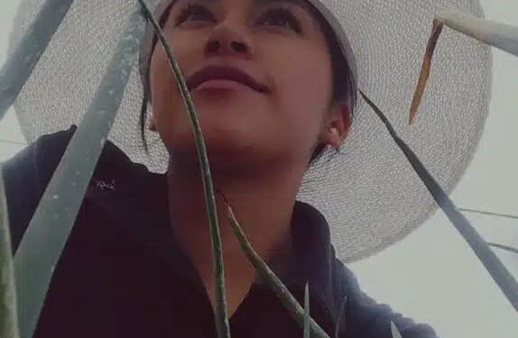 Abigail Mamani una joven boliviana que combina la sabiduría ancestral con la vida urbana para reconectarse con la tierra
