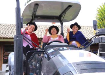 Gobierno entrega primeros 70 mil “bonos Raíces” y 100 tractores para los agricultores