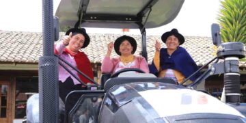 Gobierno entrega primeros 70 mil “bonos Raíces” y 100 tractores para los agricultores