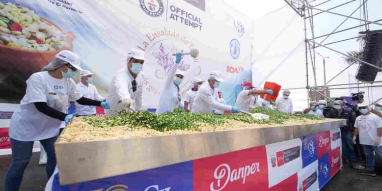 En Trujillo (Perú) se batió el récord Guinness de ensalada de chocho, más grande del mundo