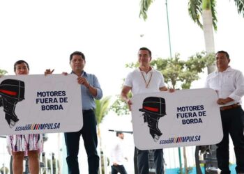 Gobierno ecuatoriano entrega motores fuera de borda a 600 pescadores artesanales