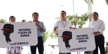 Gobierno ecuatoriano entrega motores fuera de borda a 600 pescadores artesanales