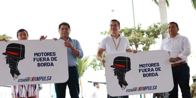 Gobierno ecuatoriano entrega motores fuera de borda a 600 pescadores artesanales