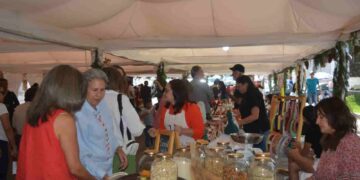 En Puembo (Pichincha) se enciende el espíritu navideño con la Feria de Emprendimientos “Las Flores Hablan”