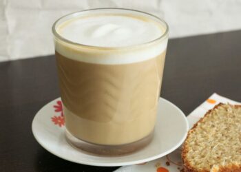 ¿Café solo o con leche? Estudios revelan cómo cambia realmente sus beneficios