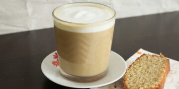 ¿Café solo o con leche? Estudios revelan cómo cambia realmente sus beneficios