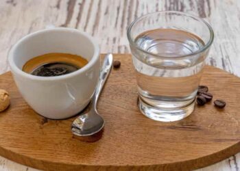 El ritual oculto del café italiano: la razón del vaso de agua