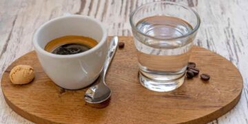 El ritual oculto del café italiano: la razón del vaso de agua
