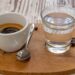 El ritual oculto del café italiano: la razón del vaso de agua